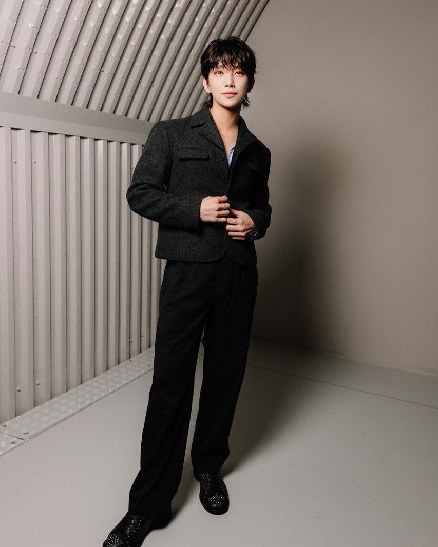 帥哥集體出沒！2026米蘭時裝週17位男神回顧！SKZ攻佔各大奢牌，S.COUPS直接上台走秀！-7