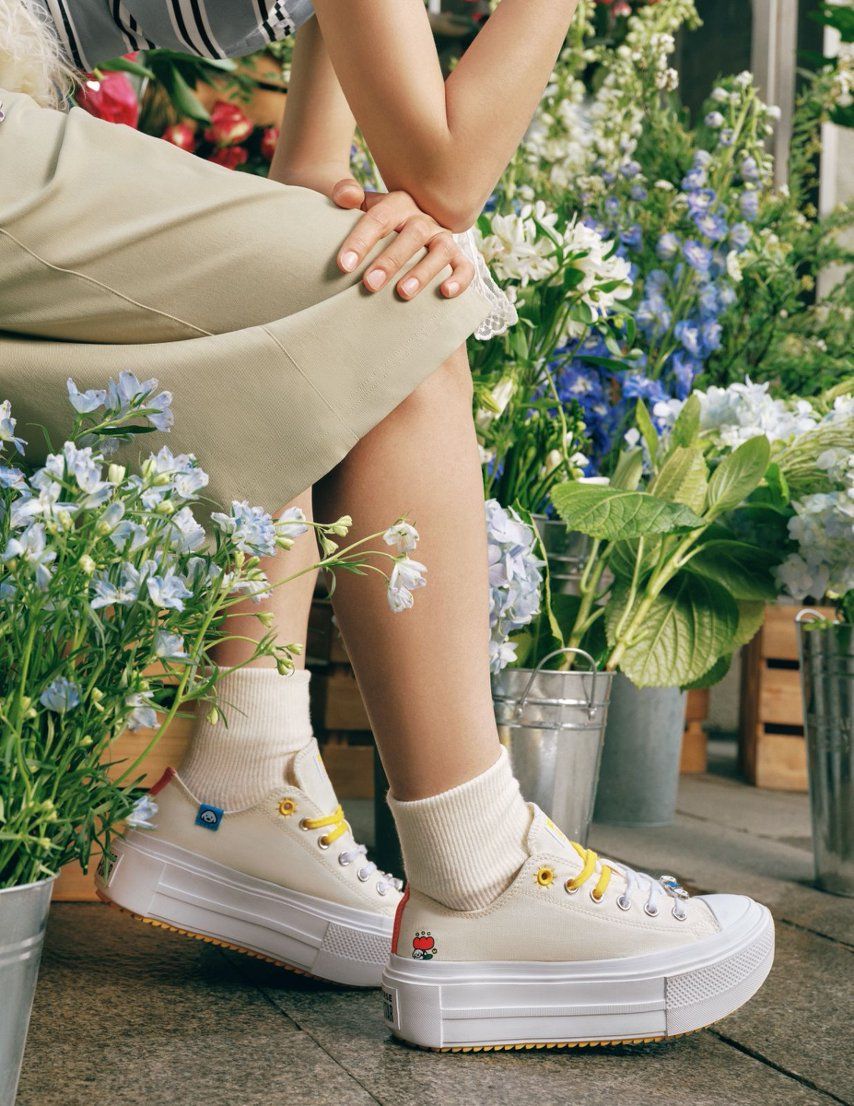 把毛小孩穿上身！CONVERSE最新聯名犯規可愛！「毛孩插畫鞋、T恤」萌到爆、一套直接穿出門！-5