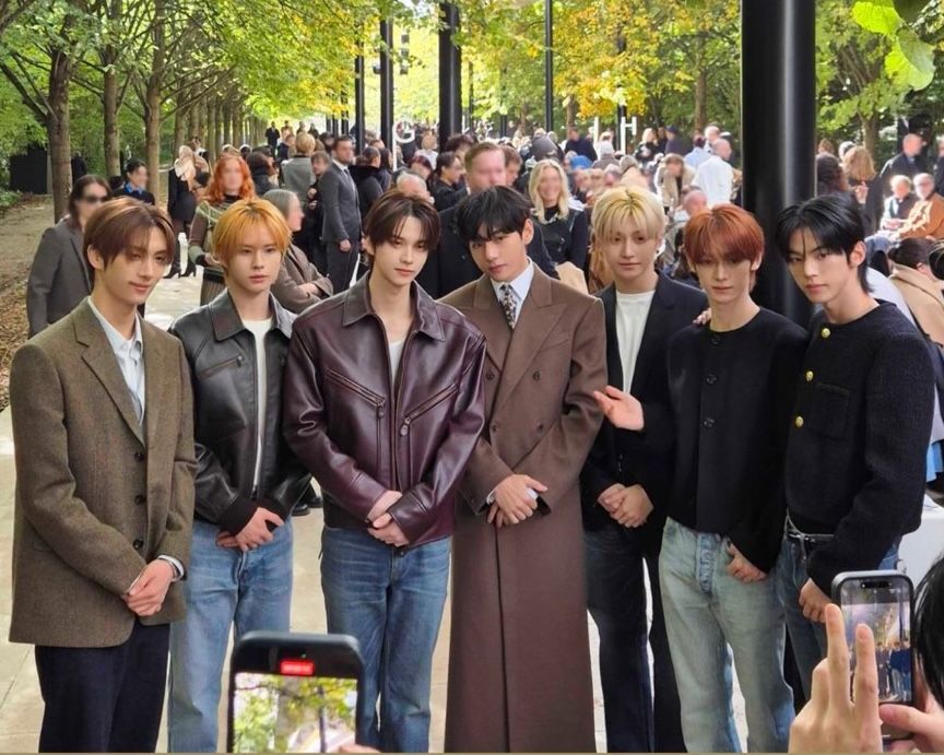 眼睛不知要看哪裡！CELINE大秀「帥兒子們」BTS泰亨、TWS都來了！MEOVV Narin美到外媒驚嘆！-2