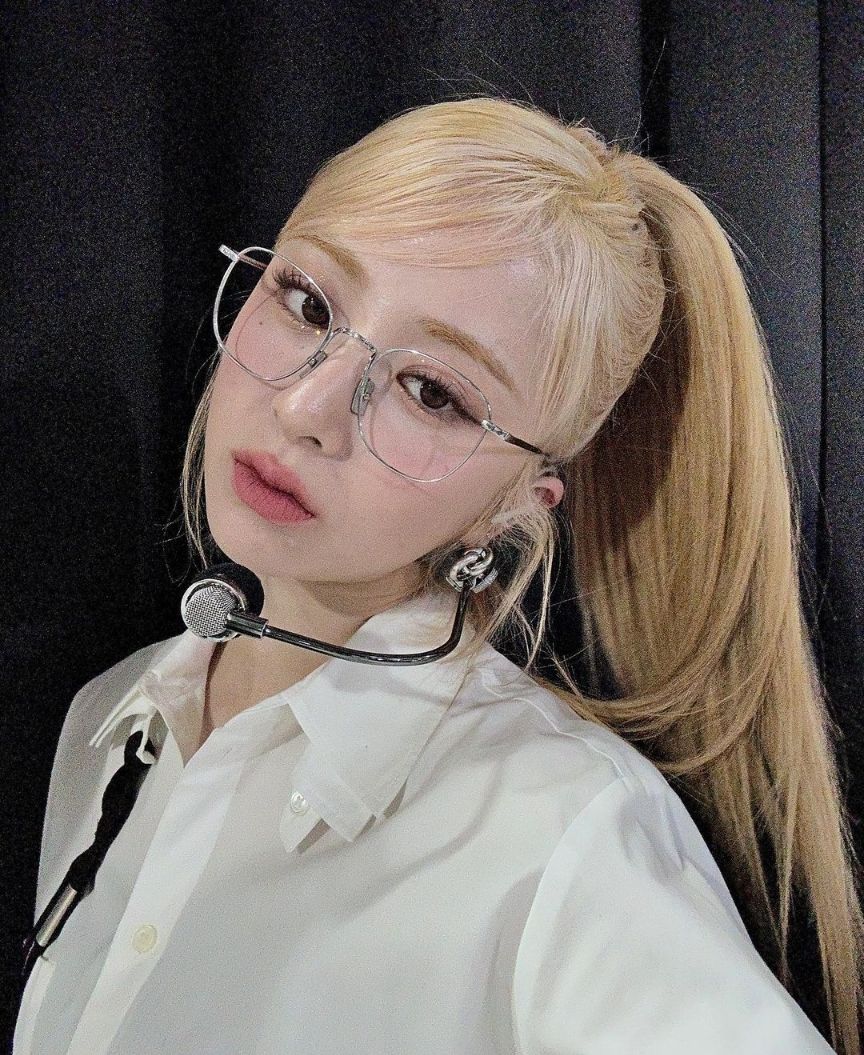 韓網熱議6位令人驚豔KPOP女偶像眼鏡造型！Sullyoon漫撕女神降臨，Karina、張員瑛化身高冷學姊！-11