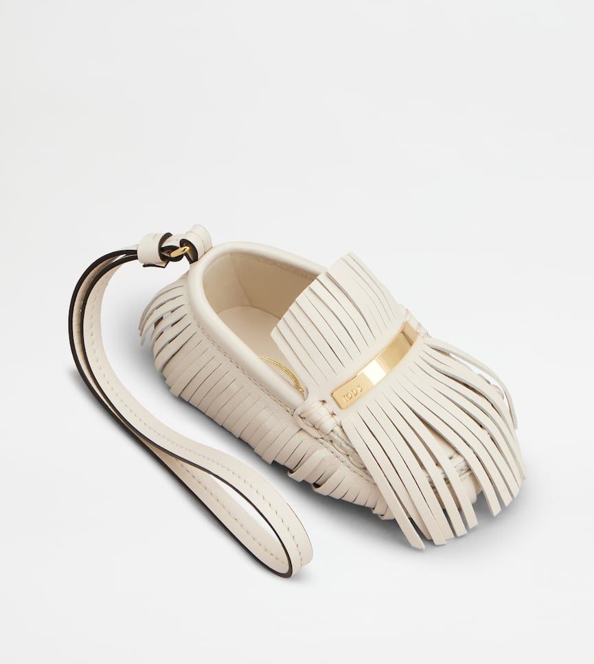 TOD’S新品太誇張！竟推出「豆豆薄底鞋」根本逼通勤族入手、豆豆鞋吊飾也可愛到爆！-13