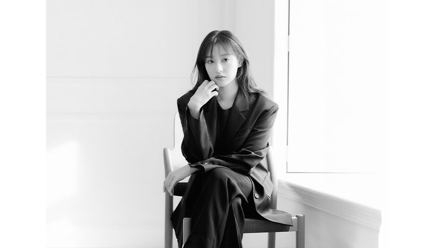 金智媛美妝資源狂炸！最美側顏狂推這罐「發光精華液」，韓國名媛人手一瓶、不老秘訣大公開！-4