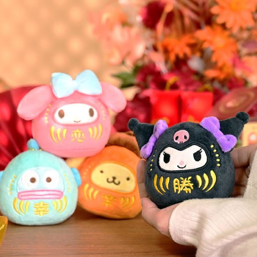 2025蛇年開運小物推薦！三麗鷗「蛇年變裝Hello Kitty玩偶、招福達摩酷洛米」可愛炸、7-11就買得到！-6