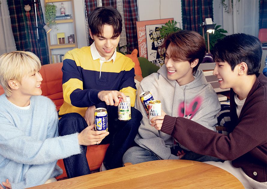 2025最新8位韓星飲料代言人盤點！Felix狂喝貢茶珍奶太可愛、GD火龍果系列冰沙宣傳照帥翻！-16
