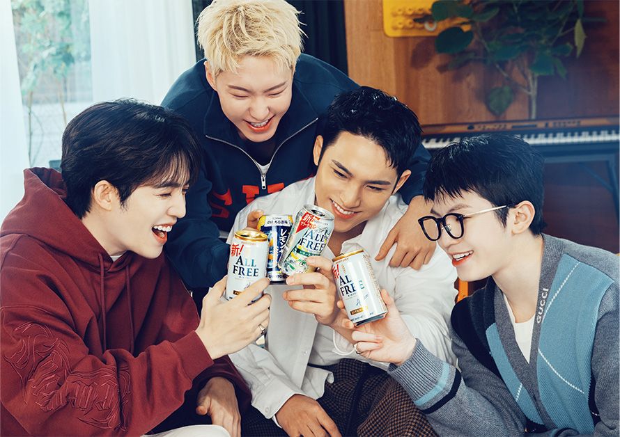 2025最新8位韓星飲料代言人盤點！Felix狂喝貢茶珍奶太可愛、GD火龍果系列冰沙宣傳照帥翻！-11