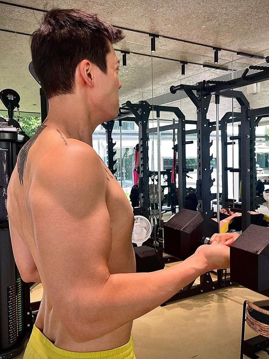 《許我耀眼》陳偉霆霸總背肌超性感！自曝健身狂魔，一週五練＋獨門「吃不胖秘訣」狀態好到像吃防腐劑！-6