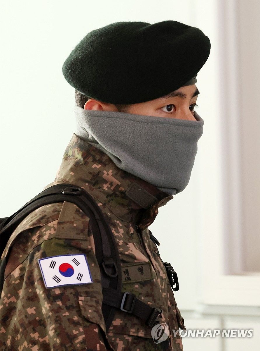 盤點6位KPOP男偶像超帥的軍裝照！防彈V、珍榮帥到不行，淨漢結訓照全網暴動！-3