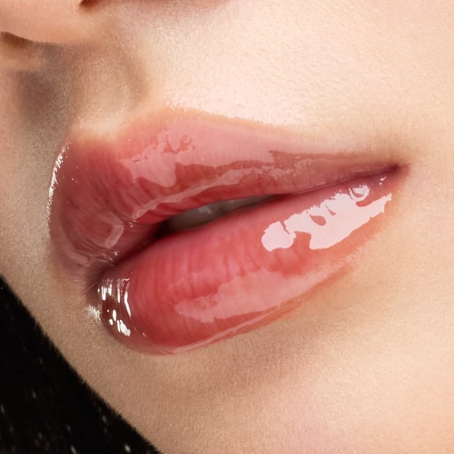 植村秀打造嘟嘟唇天花板！全新「玻光嘟唇棒」注入市場最高濃度護唇精華、澎彈玻璃妝感，養唇＋潤色＋嘟唇一抹搞定！-11