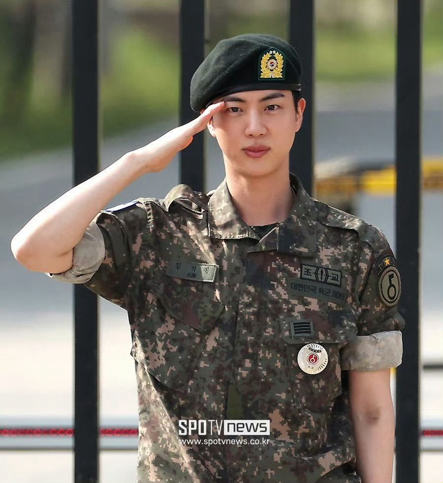 防彈Jin終於退伍了！隊長RM吹薩克斯風慶祝，睽違1年半BTS全員7人終於合體！-10