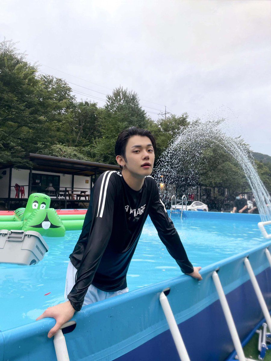 盤點6位「穿泳褲超性感」男星！車銀優、邊佑錫、珉奎...腹肌大腿肌太結實了吧！-14