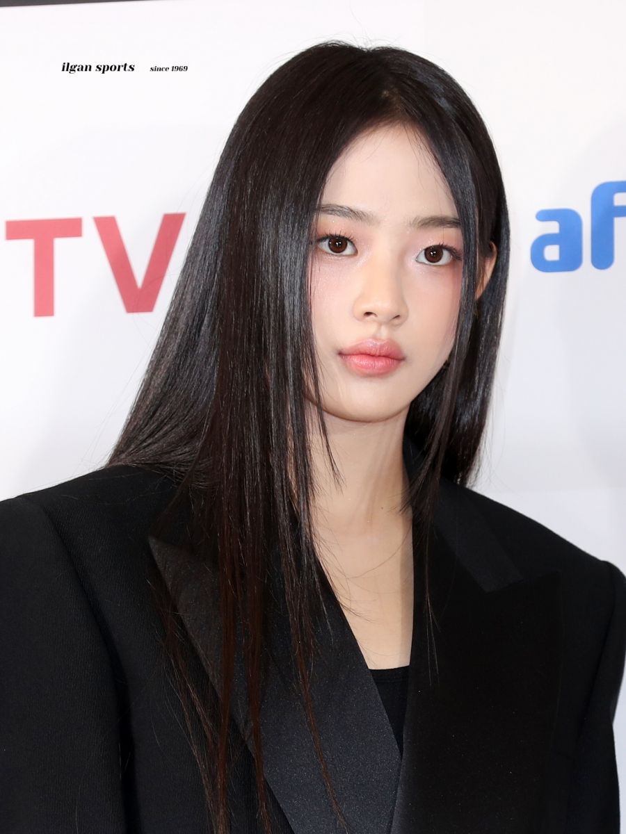 韓網熱議6位擁有「主播相」的女偶像！海嫄、安俞真都上榜，Minji穿正裝看起來超專業-12