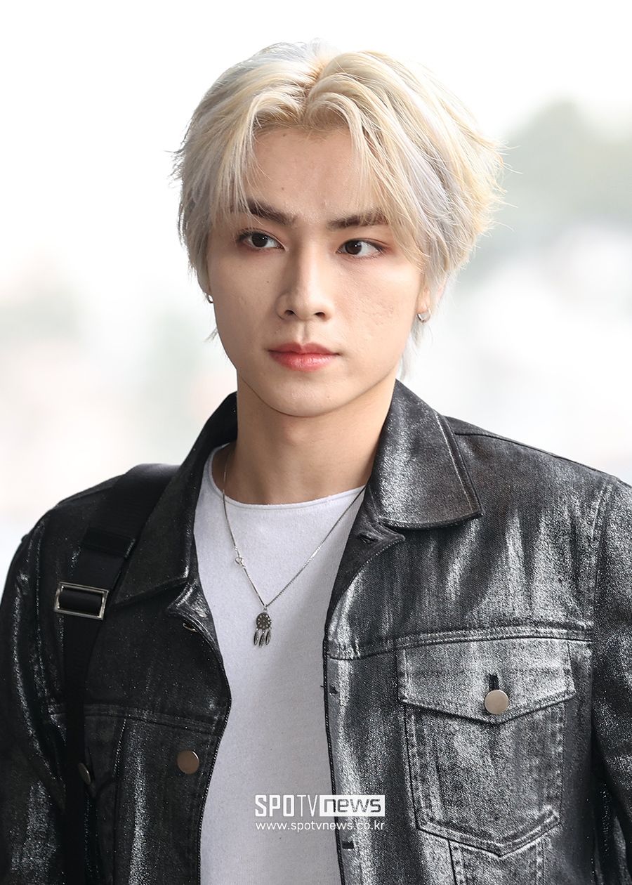韓網熱議7位「恐龍相」KPOP男偶像！東海、元弼被點名，Anton被說是草食性恐龍！-11