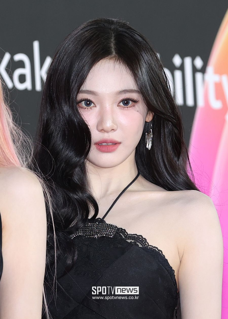 2024韓國MMA紅毯女神出爐！張員瑛、Karina性感全黑PK，舒華禮服上身胸前一片雪白、透露「新金主爸爸」？-16