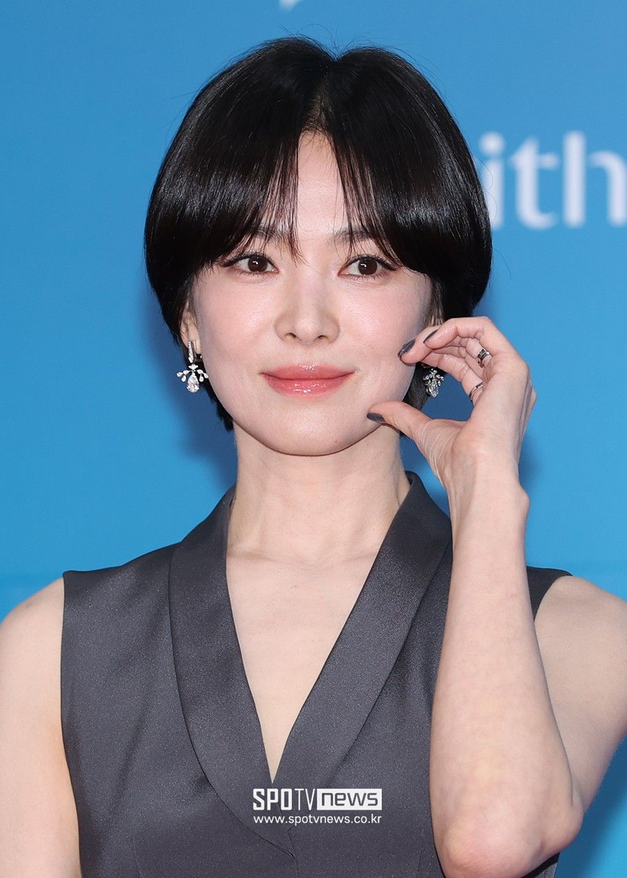 2025百想藝術大賞紅毯女神十美！IU化身古世紀千金、宋慧喬大展「喬氏鬆弛美」、盧正義被讚人間芭比，這位美到直播當機！-11