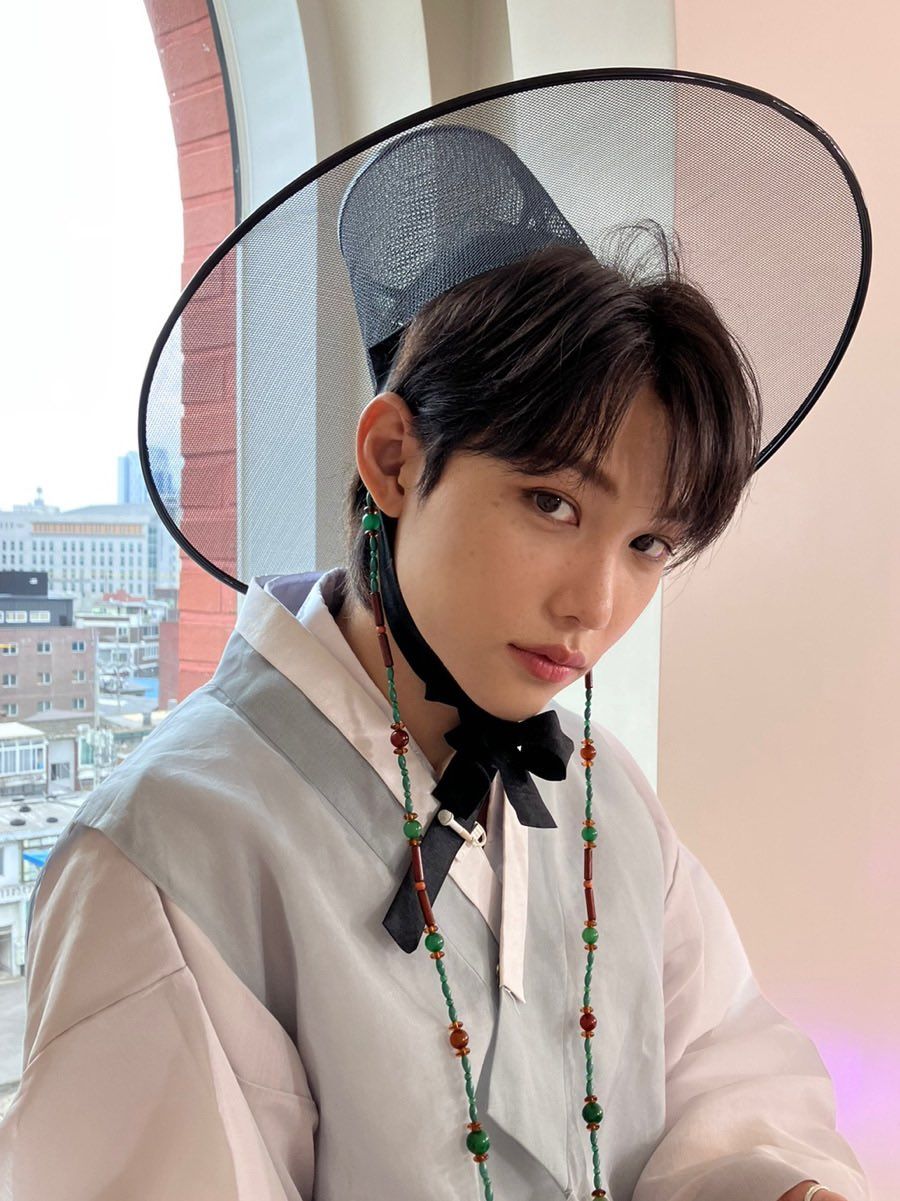 韓網瘋傳6位KPOP偶像「韓服」男神照！Felix顏值震撼全網，TXT然竣、防彈V討論度爆棚！-3