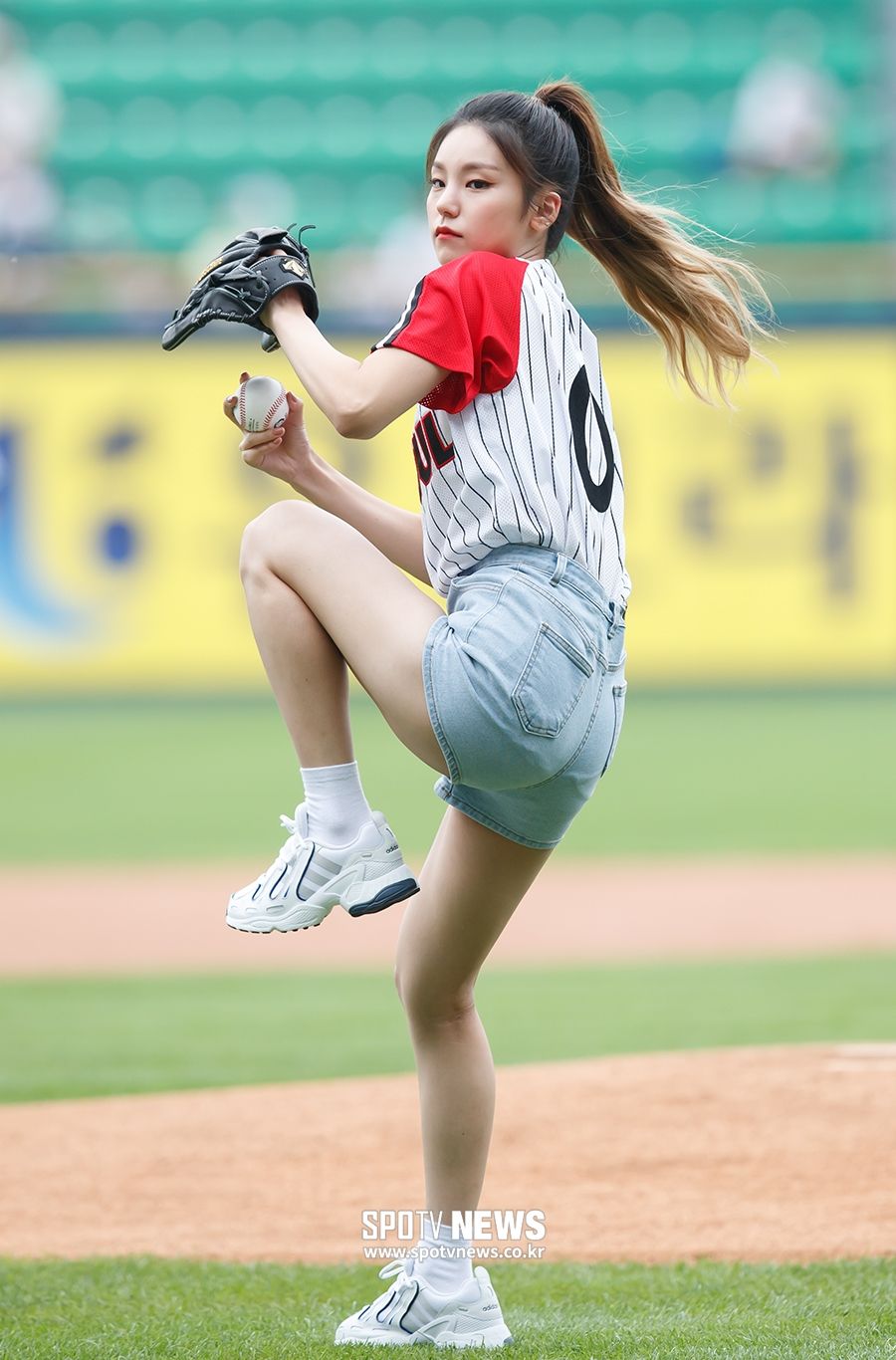 棒球迷認證6位最強「勝利妖精」KPOP偶像！泰亨「勝利V」名副其實，禮志＆薇娟獲「開球女神」稱號！-7