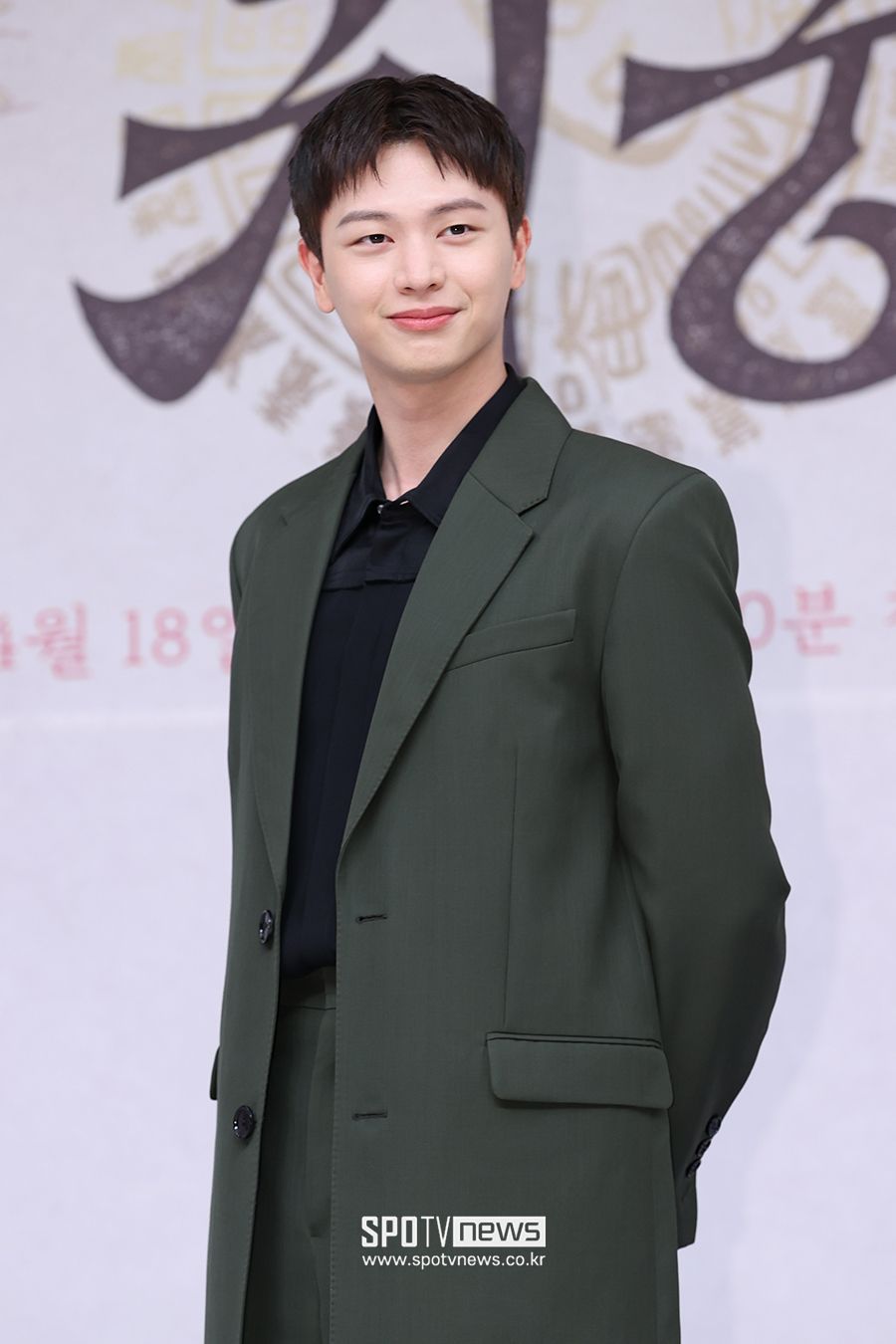 韓網公認7位「單眼皮男神」KPOP偶像！Hoshi倉鼠魅力席捲全球，V、Jin眼神超會放電-4