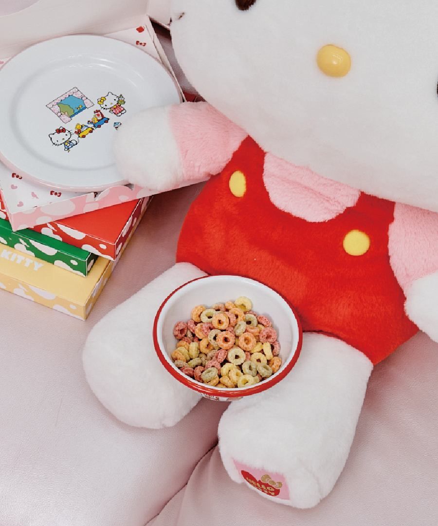 可愛發瘋！韓國開賣Hello Kitty聯名餐具、「呆萌Kitty磁鐵+馬克杯&奶油黃盤子」韓妞都在搶！-6