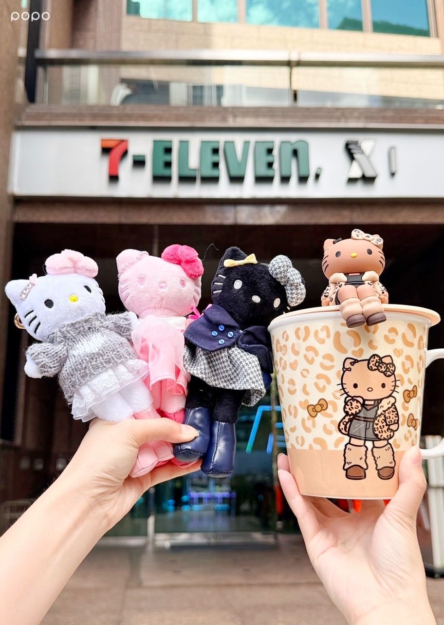辣妹長腿Hello Kitty在7-11！超可愛「粉色豹紋外套Kitty吊飾、立體凱蒂貓馬克杯」全都要買！-13