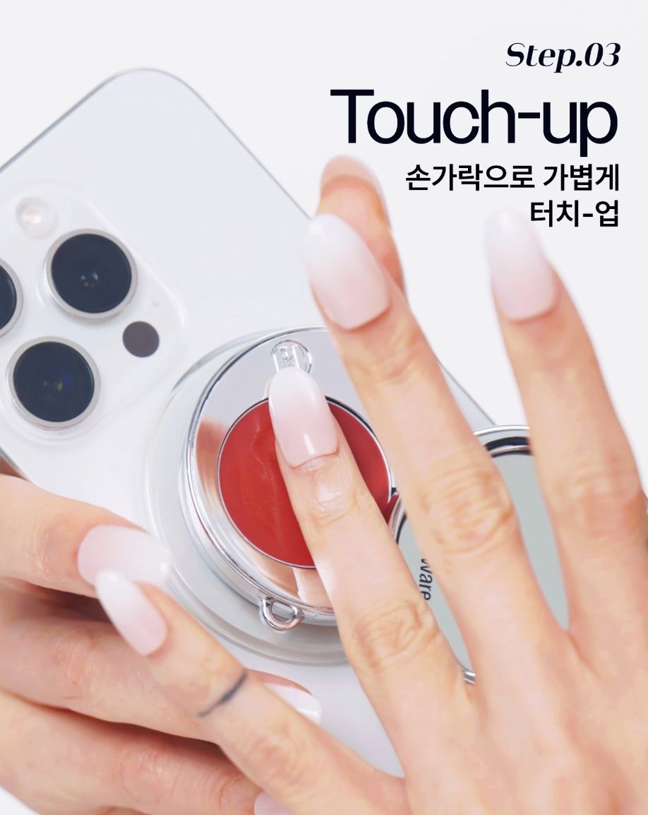 韓女人手一支「手機支架唇頰霜」！補妝鏡＋唇彩＋時尚配件三合一，一貼、二滑、三輕拍，原地化身時髦精！-12