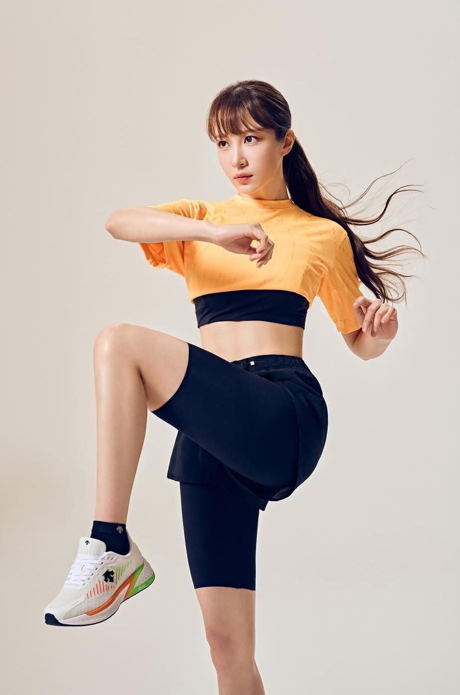 運動員出身女團偶像盤點！川字腹肌Yuna、蜜大腿Uie...，ILLIT沅禧肌肉腿是練出來的！-5