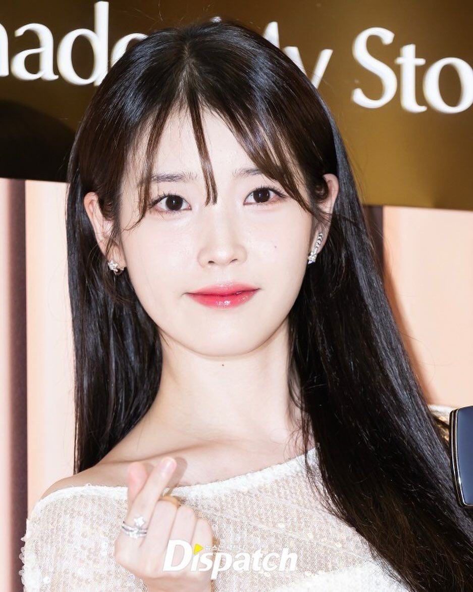 IU現身雅詩蘭黛快閃店！世界巡演剛結束，一點疲態都沒有，這膚質好像濾鏡開到滿！-16