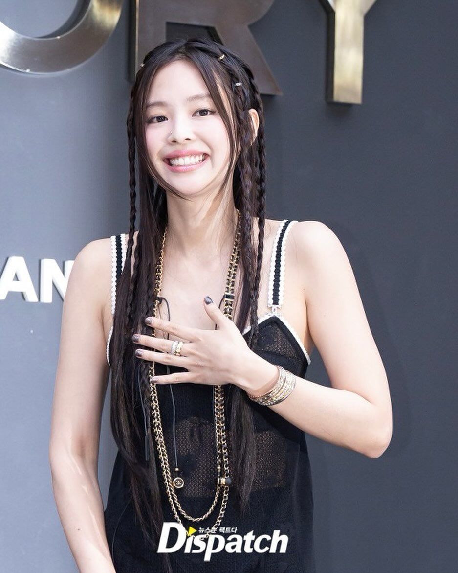 Jennie這身材要多自律？！香奈兒活動「戴鼻釘、戒指綁髮」緊實腰臀比太誇張！-7
