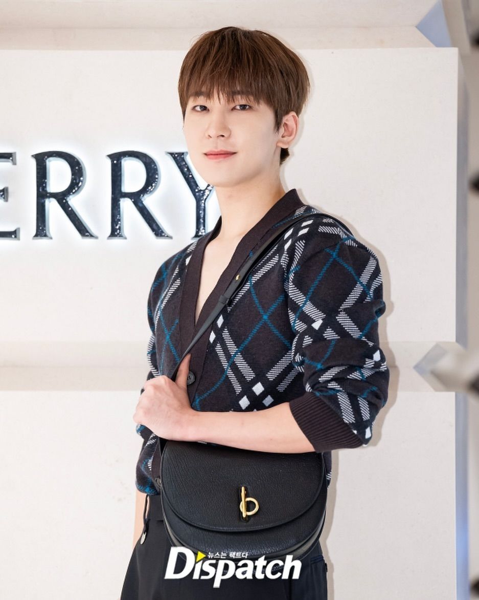 SVT圓佑這樣太性感！深V露胸肌、流氓寬肩誰受得了，克拉瘋喊：BURBERRY萬歲！-2