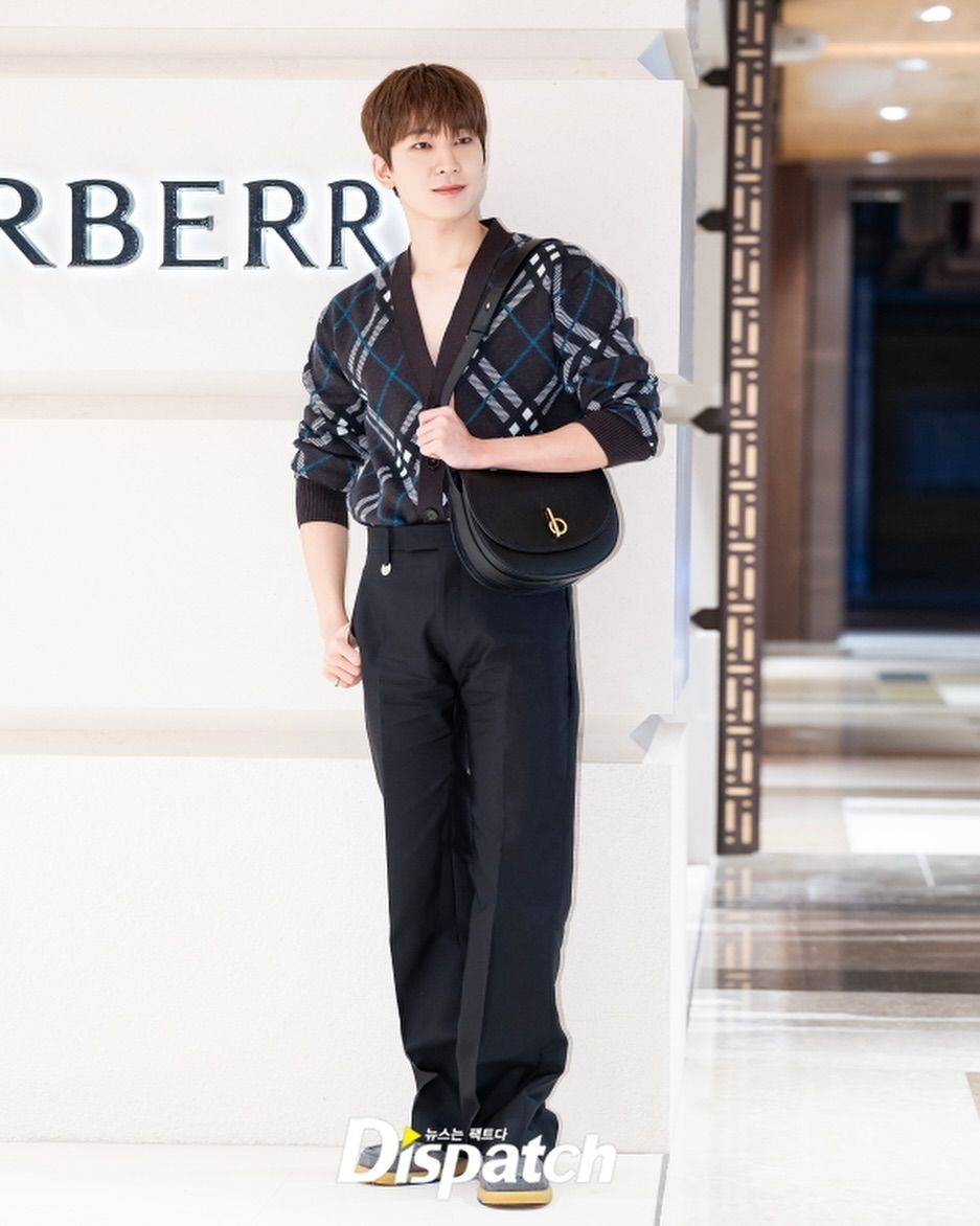 SVT圓佑這樣太性感！深V露胸肌、流氓寬肩誰受得了，克拉瘋喊：BURBERRY萬歲！-6