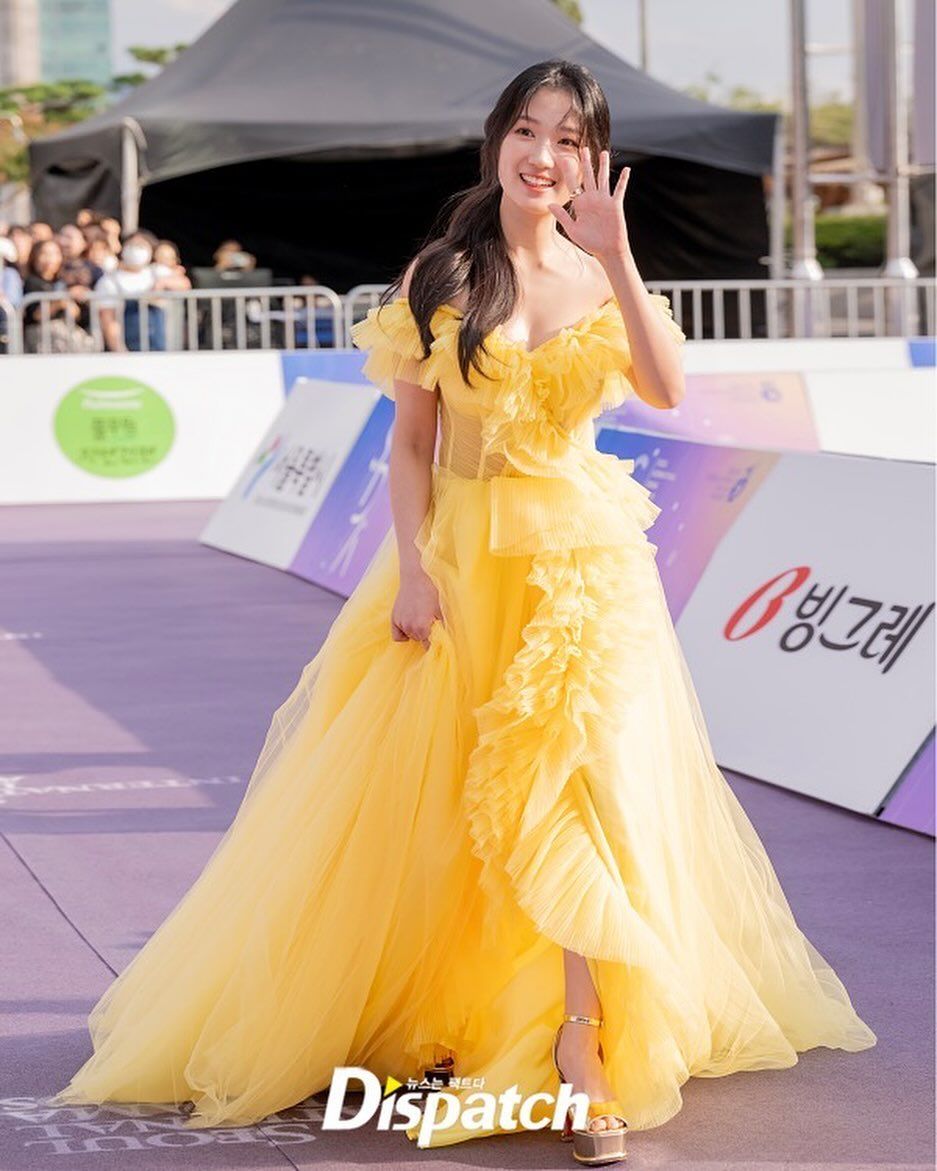 小率公主太美！金惠奫化身「人間貝兒」現身頒獎典禮、這是迪士尼公主跑出來了吧？！-3