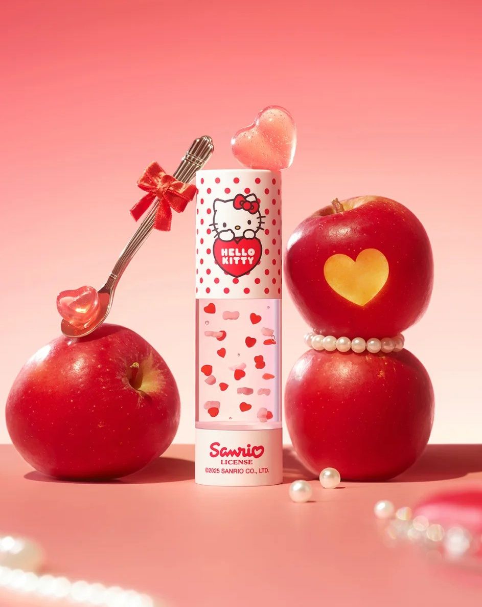 Hello Kitty風暴席捲美妝圈！SHEGLAM第二波凱蒂貓聯名全品項開箱，蝴蝶結夾心唇膏、無嘴貓粉撲、少女心噴發！-9