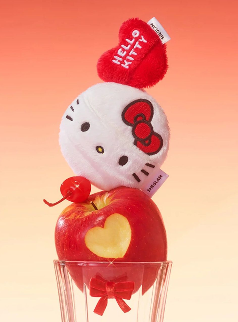 Hello Kitty風暴席捲美妝圈！SHEGLAM第二波凱蒂貓聯名全品項開箱，蝴蝶結夾心唇膏、無嘴貓粉撲、少女心噴發！-10