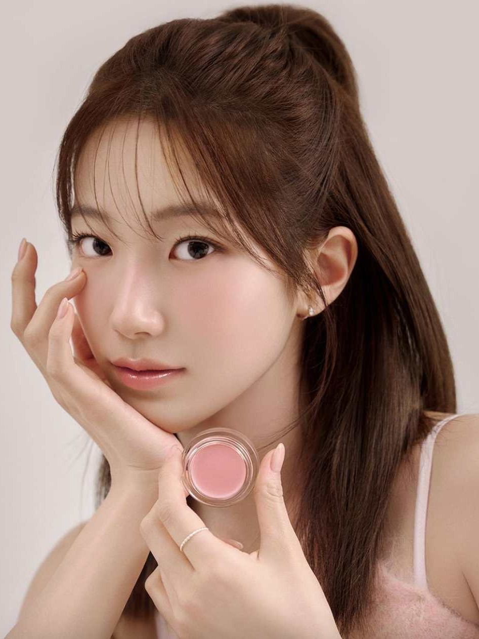 韓妞都在用血氣感「好命腮紅」！KAZUHA同款潤霧花瓣腮紅霜，一抹透出自然紅潤，氣色飽滿，好運氣＋好人緣跟著來！-9