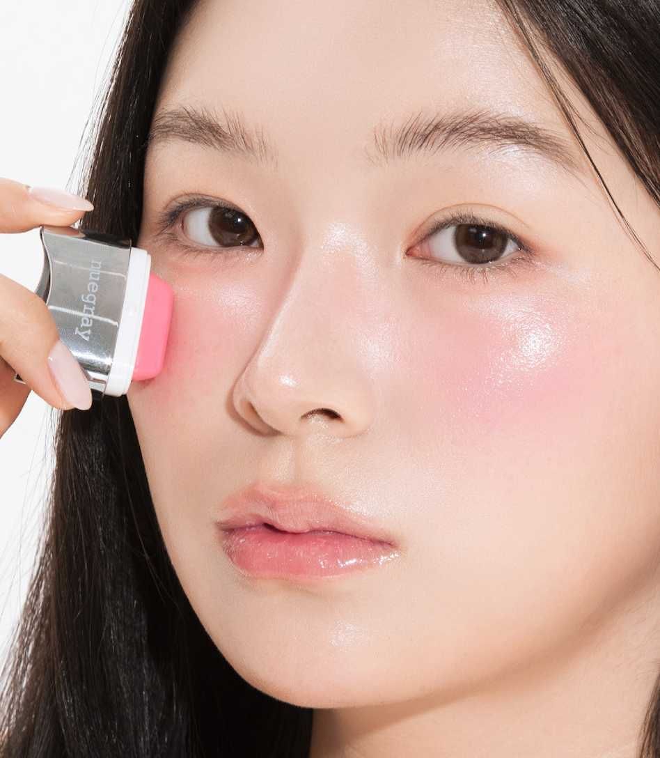 比水光更美的澎潤光！爆紅唇頰兩用「印章布丁光腮紅」，韓女化妝包都有這顆、鬆弛感裸妝必備！-20