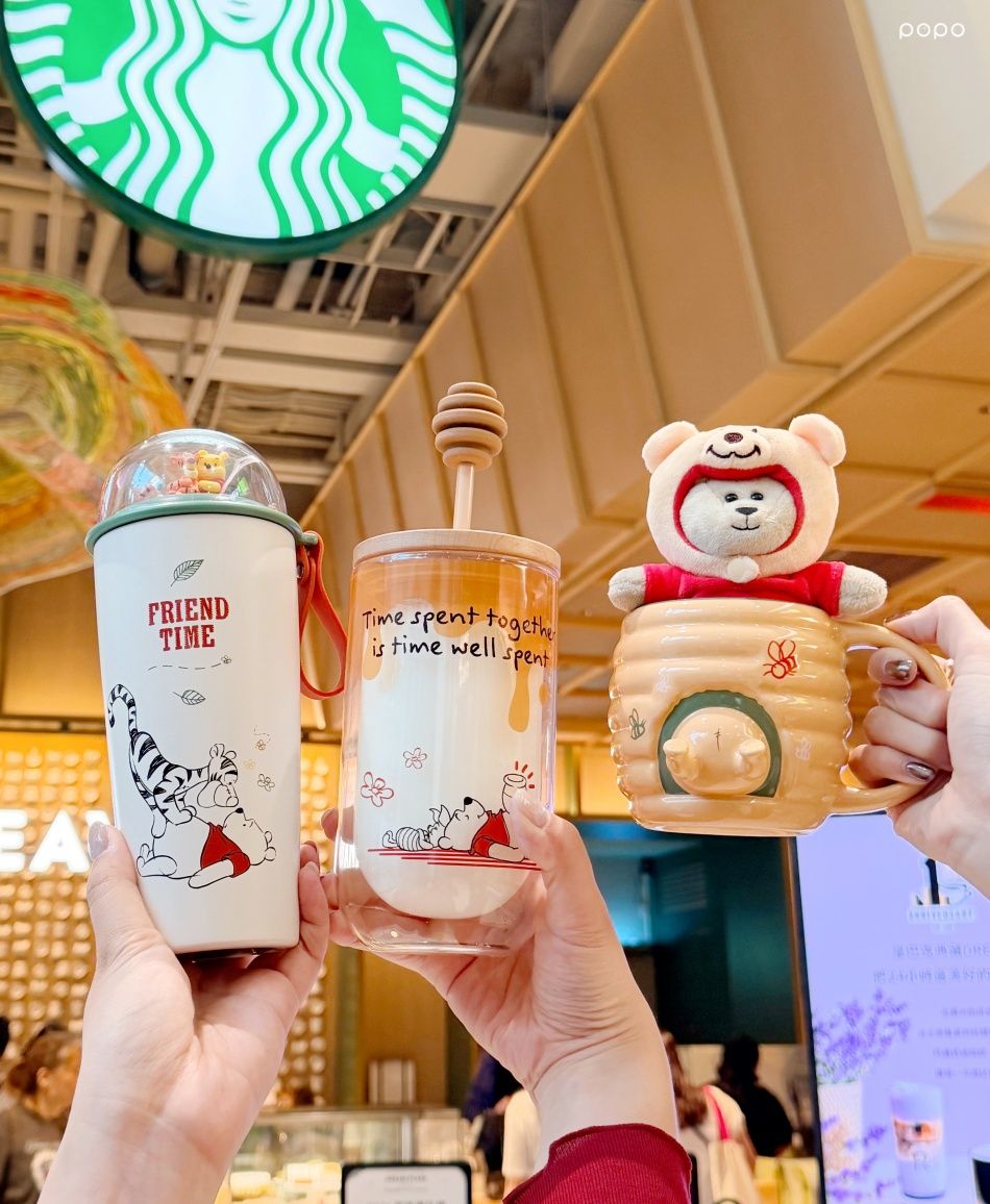 星巴克跟小熊維尼聯名啦！「屁屁卡住馬克杯、變裝小熊娃包組、蜂蜜玻璃杯」全都萌翻天！-8