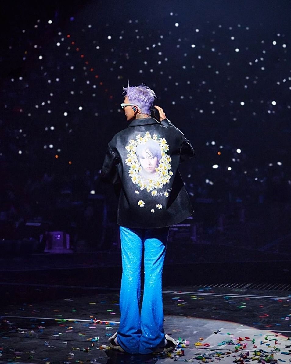 還沉浸在龍哥的魅力裡？GD台灣演唱會7套造型回顧！彩虹玫瑰是首次登場、神曲〈無題〉那套帥爆！-11