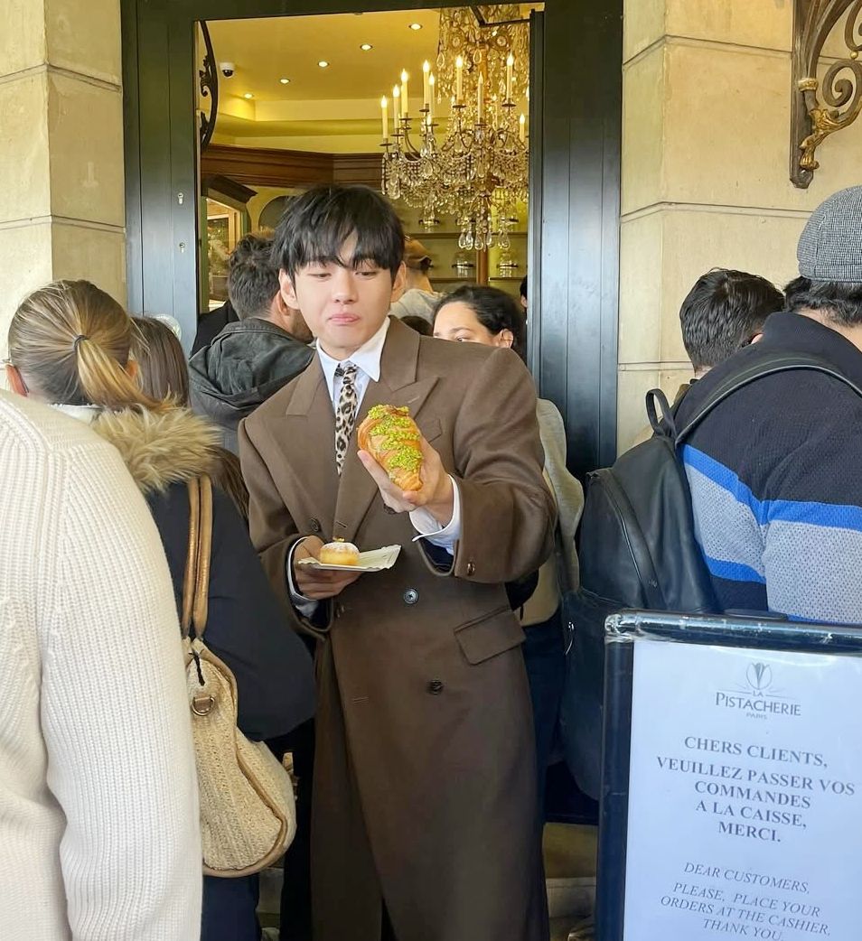 吃貨V上線！BTS泰亨時裝周後台狂嗑「開心果可頌」太可愛、必點同款甜點&推薦品項一次看！-5