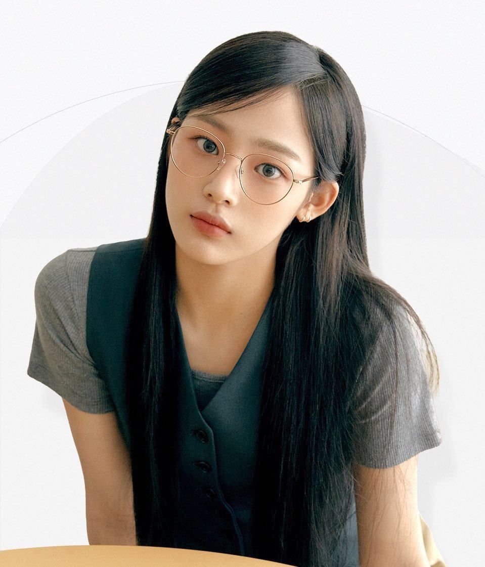 韓網票選最美「眼鏡女神」TOP7！子瑜、Winter知性美爆發，安俞真根本就是學霸！-4
