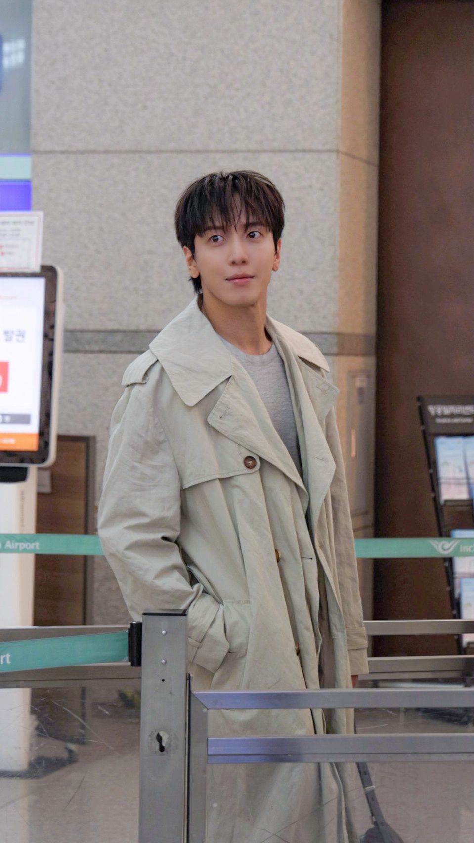 BOICE興奮炸！鄭容和來台灣了！機場穿搭身上「Michael Kors小籠包吊飾」被問爆！-4