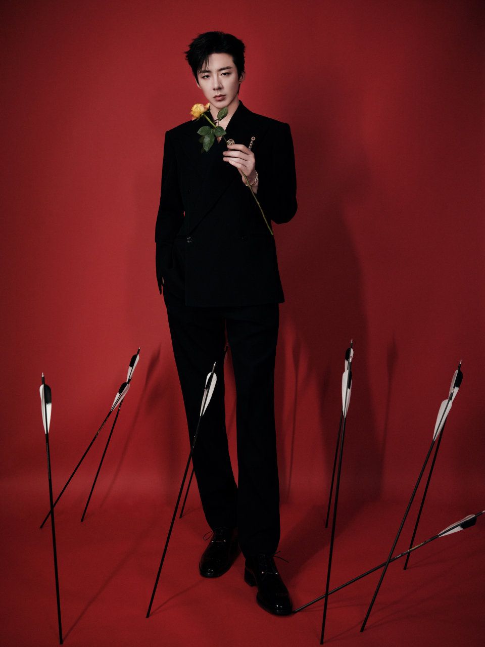 2023微博之夜出席男星紅毯造型直擊！「雙帥」王鶴棣&檀健次合體搞笑，肖戰、王一博帥出新高度！-13