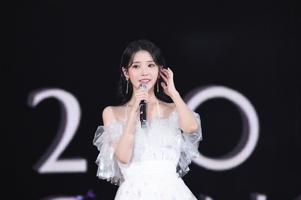 IU睽違4年台灣演唱會門票日期確定！人間仙女「舞台造型」回顧，準備好衝搶票了！-10