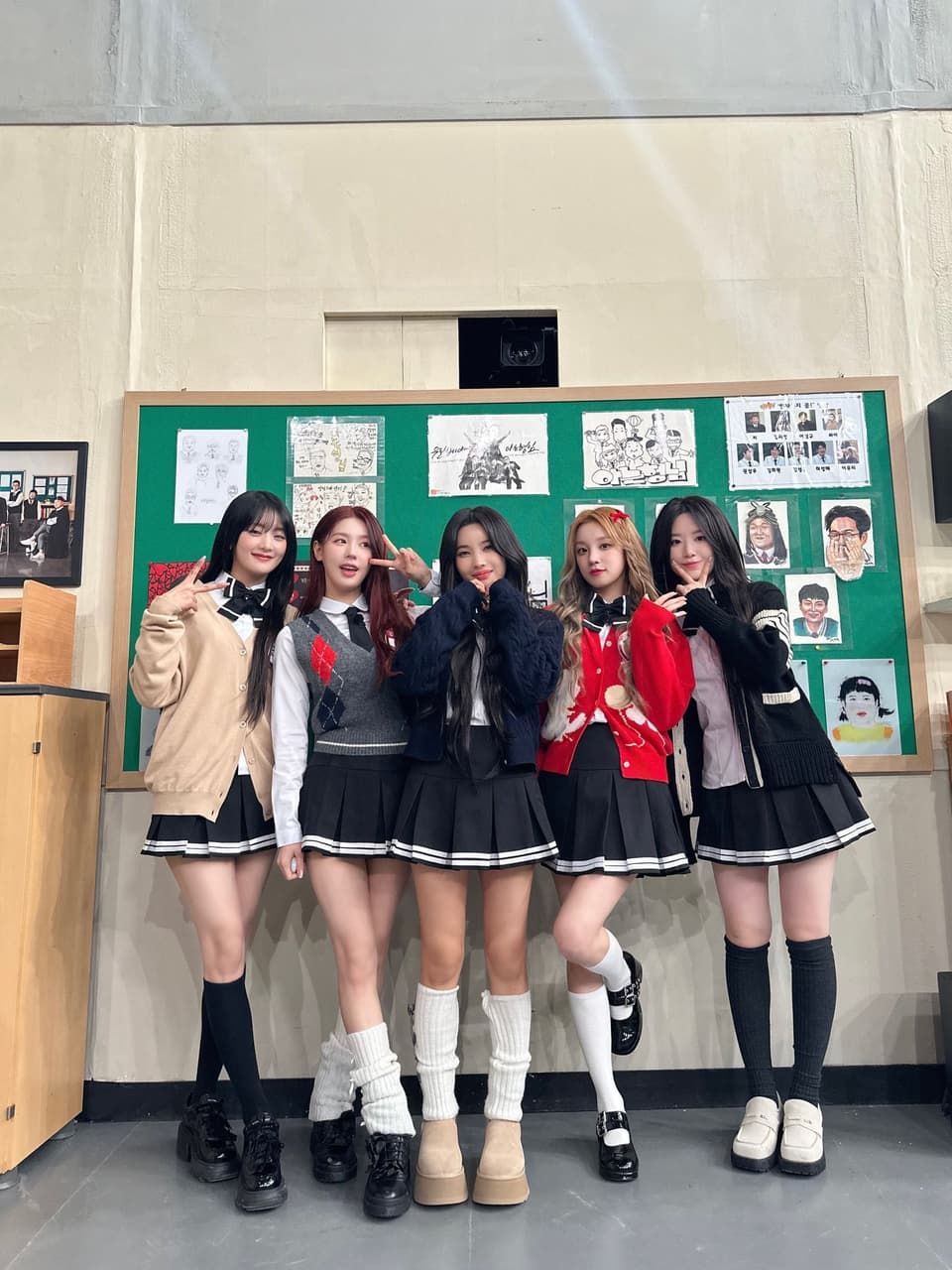韓網熱議7組新生代女團校服大戰！aespa大頭照美到不像話，NewJeans掀模仿潮，網友公認這團最適合穿制服！-12