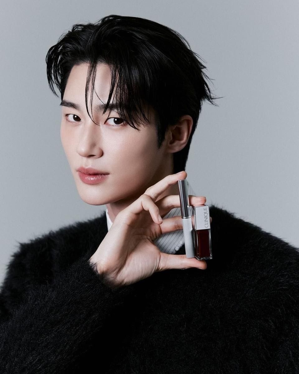 邊佑錫彩妝代言畫報出爐！倩碧全新「黑蜜漿果彩妝」神秘又濃郁的黑唇妝，男生也能這麼媚！-10