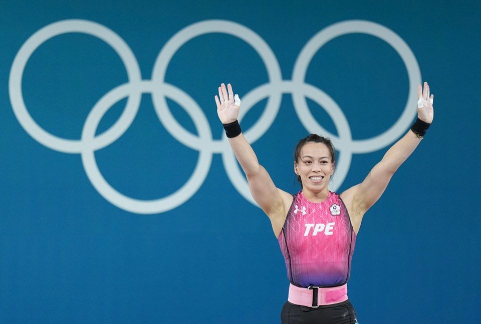 舉重女神「郭婞淳」奮戰摘下巴黎奧運銅牌！今年不是香奈兒、改戴Dior幸運小耳環啦！-2