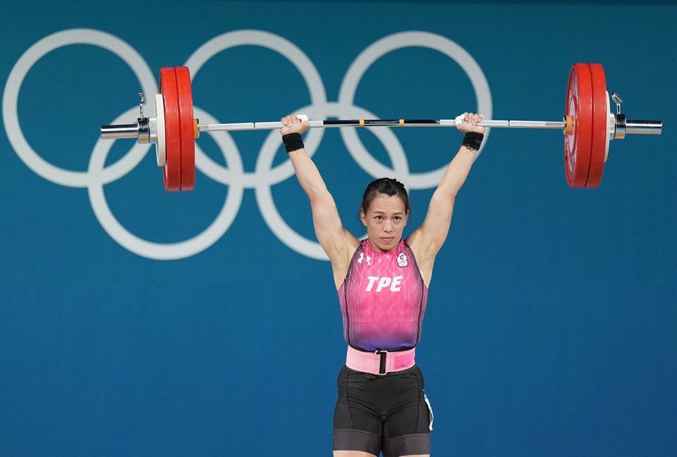 舉重女神「郭婞淳」奮戰摘下巴黎奧運銅牌！今年不是香奈兒、改戴Dior幸運小耳環啦！-3