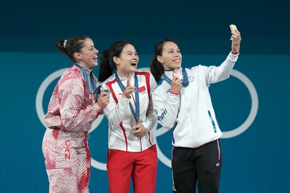 舉重女神「郭婞淳」奮戰摘下巴黎奧運銅牌！今年不是香奈兒、改戴Dior幸運小耳環啦！-1