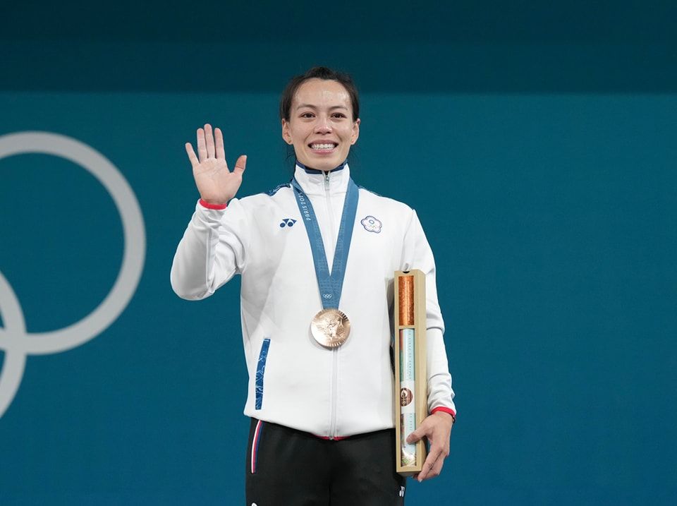舉重女神「郭婞淳」奮戰摘下巴黎奧運銅牌！今年不是香奈兒、改戴Dior幸運小耳環啦！-4