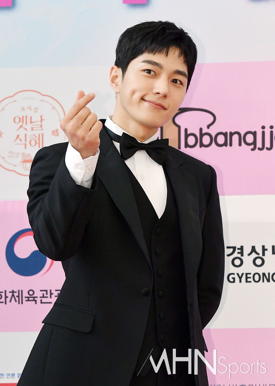 韓網熱議7位「酒窩男神」偶像！秀彬、I.N笑容太迷人，S.COUPS深邃酒窩讓人想戳！-15