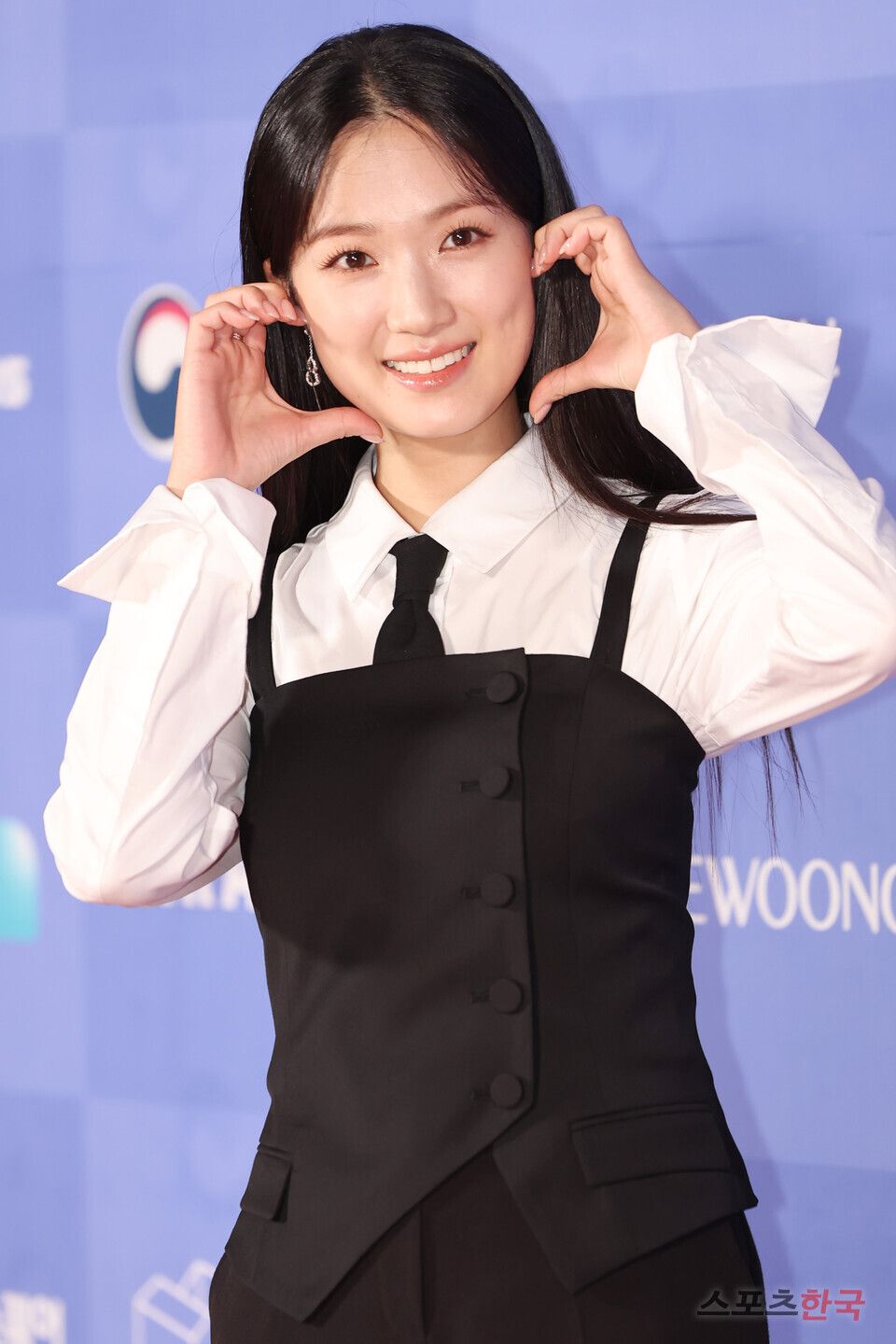 是成熟版小率公主！金惠奫穿「女強人套裝」去領獎啦！身上珠寶品牌也搶進駐了！-2