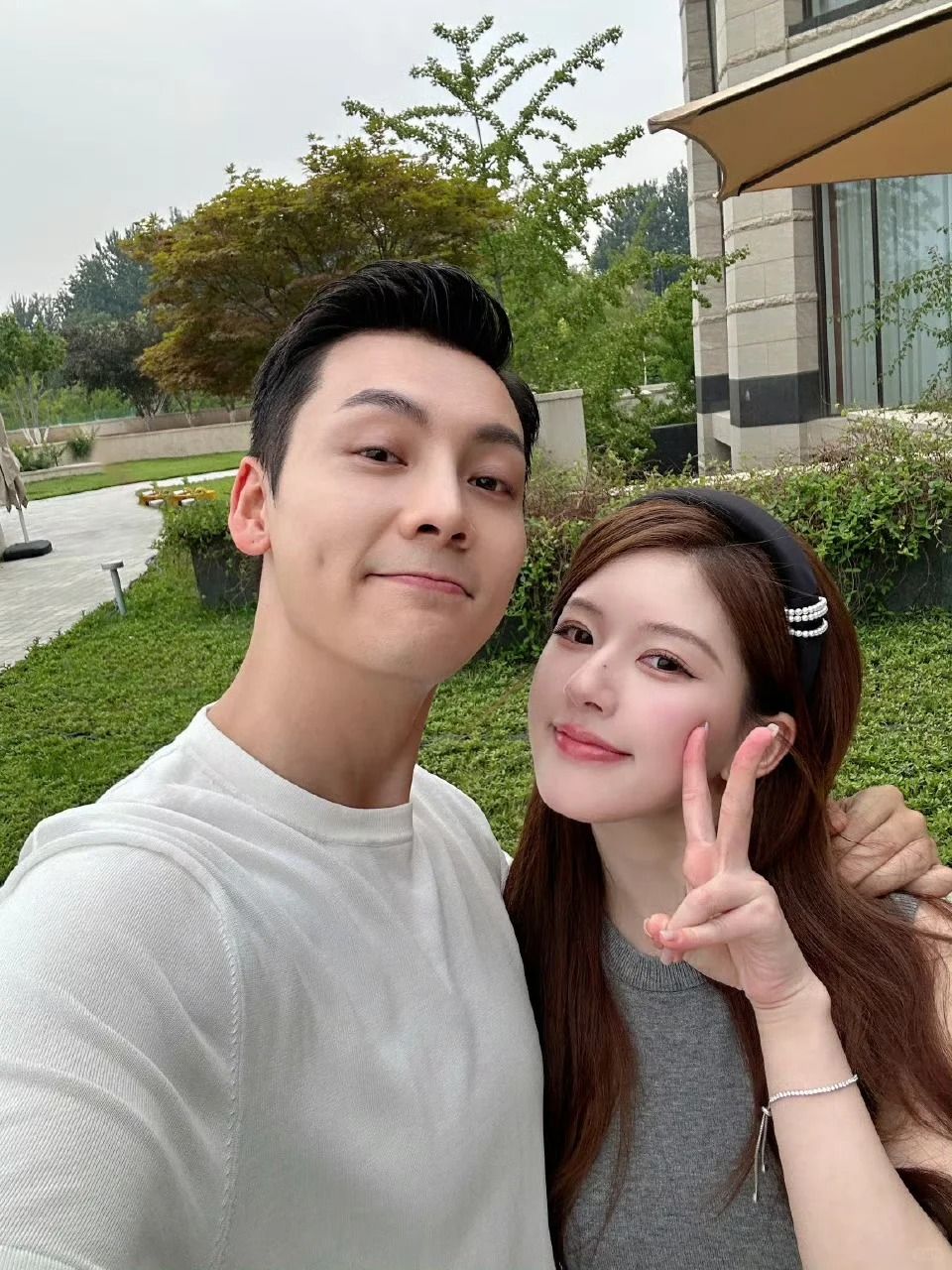 《許我耀眼》趙露思身價近5億？肉絲超狂「時尚資源清單」VERSACE、寶格麗都搶她！-19